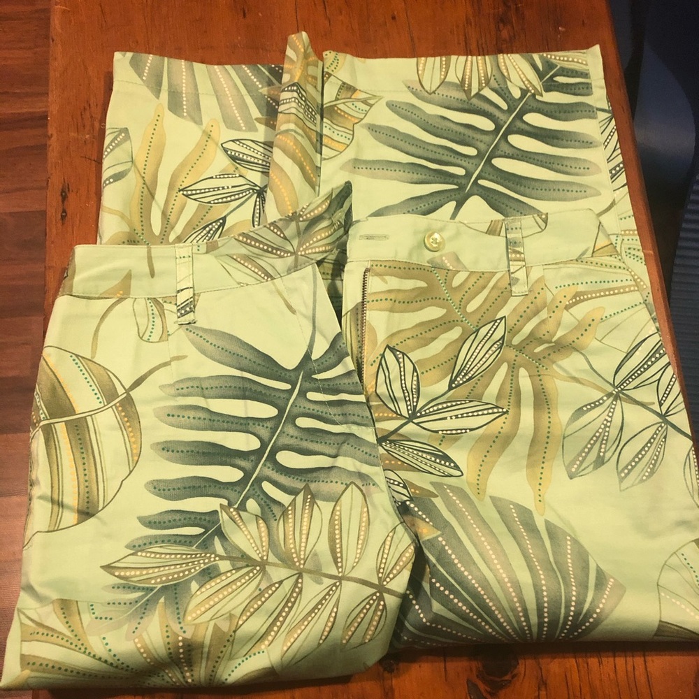 Light green palm leaf patterned capris
